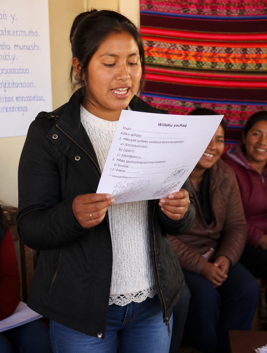 Estudiante leyendo en voz alta durante una clase de Quechua
